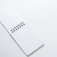 クラフト紙のリングノートと清潔な白背景の文具の写真