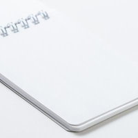 オフィスワークに最適な白いリングノートの写真