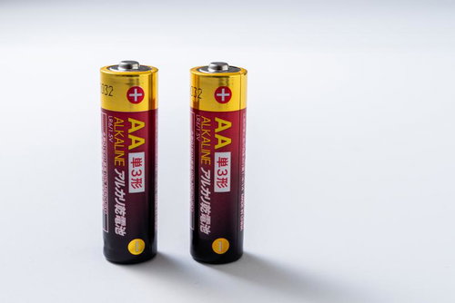 アルカリ乾電池の単三電池2本セットが並んでいる