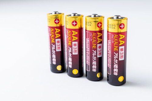4本並んだアルカリ乾電池