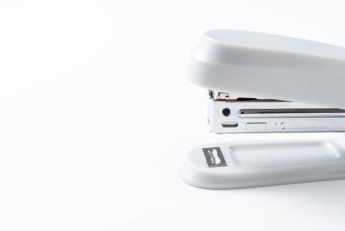 白いホチキスと替え芯の事務用品セット