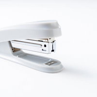 白いボディのオフィス用ホチキス デスク整理に便利な文房具の写真