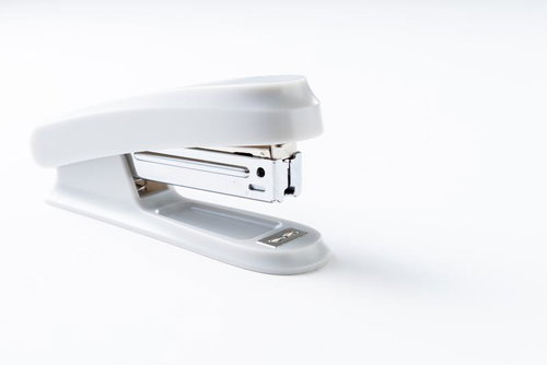 白いボディのオフィス用ホチキス デスク整理に便利な文房具
