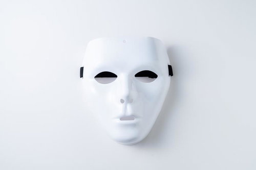 無表情な白い仮面 - 犯罪テーマやサスペンス作品向けの匿名性を表現した