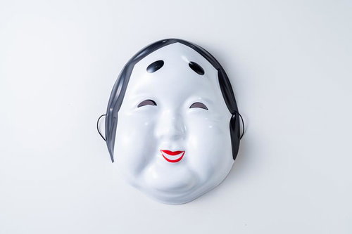 微笑む表情の白いおたふくお面