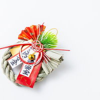 しめ縄に御札と松飾りを組み合わせた正月飾りの写真