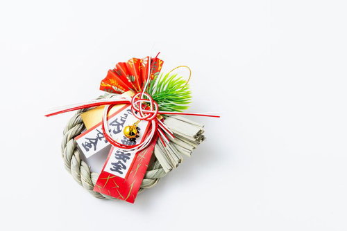 しめ縄に御札と松飾りを組み合わせた正月飾り