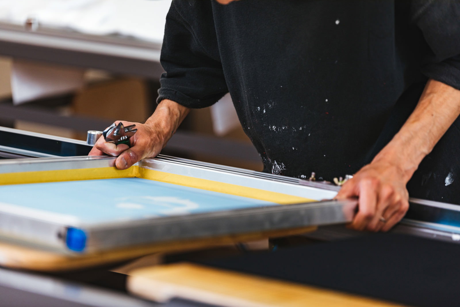 シルク印刷でプリント位置を調整している職人の手元