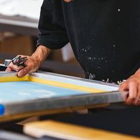 シルク印刷のプリント位置を合わせる職人の手元の写真