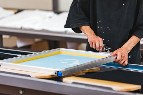 シルクスクリーン印刷でシルク版の位置を調整する職人