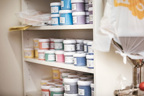 棚に並ぶシルク印刷用の多色インキ、赤や青、黄色などの色見本