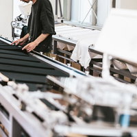 シルク印刷で白いTシャツに模様を施すオリジナルTシャツの作業風景の写真