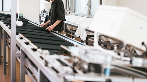 シルク印刷で白いTシャツに模様を施すオリジナルTシャツの作業風景