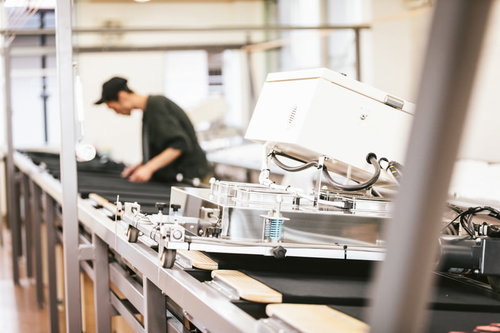 レール上を移動するシルク印刷用の走行式乾燥機