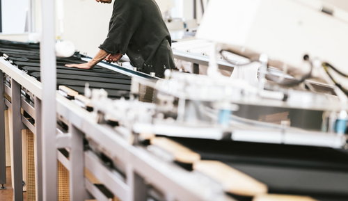 慣れた手付きで丁寧かつ慎重にＴシャツの位置をあわせる職人技、15年のベテラン