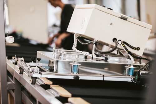 白いTシャツを乾燥させるシルクスクリーン印刷の乾燥機