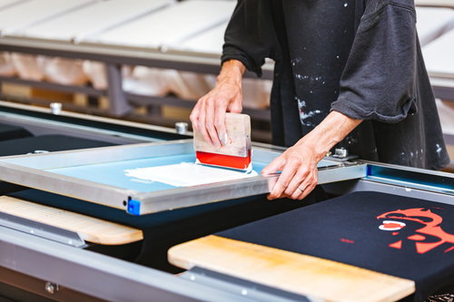 手刷りシルク印刷でオリジナルＴシャツをプリント