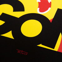 シルクスクリーンプリントで黒Tシャツに黄色と赤で着色した完成品の写真