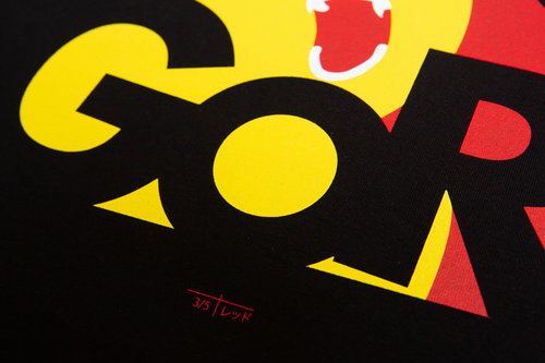 シルクスクリーンプリントで黒Tシャツに黄色と赤で着色した完成品