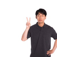 2本指を見つめる男性のピースサイン、2番順位を示すジェスチャーの写真