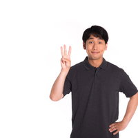 目を丸くして3本注文する男性のランキング表現の写真