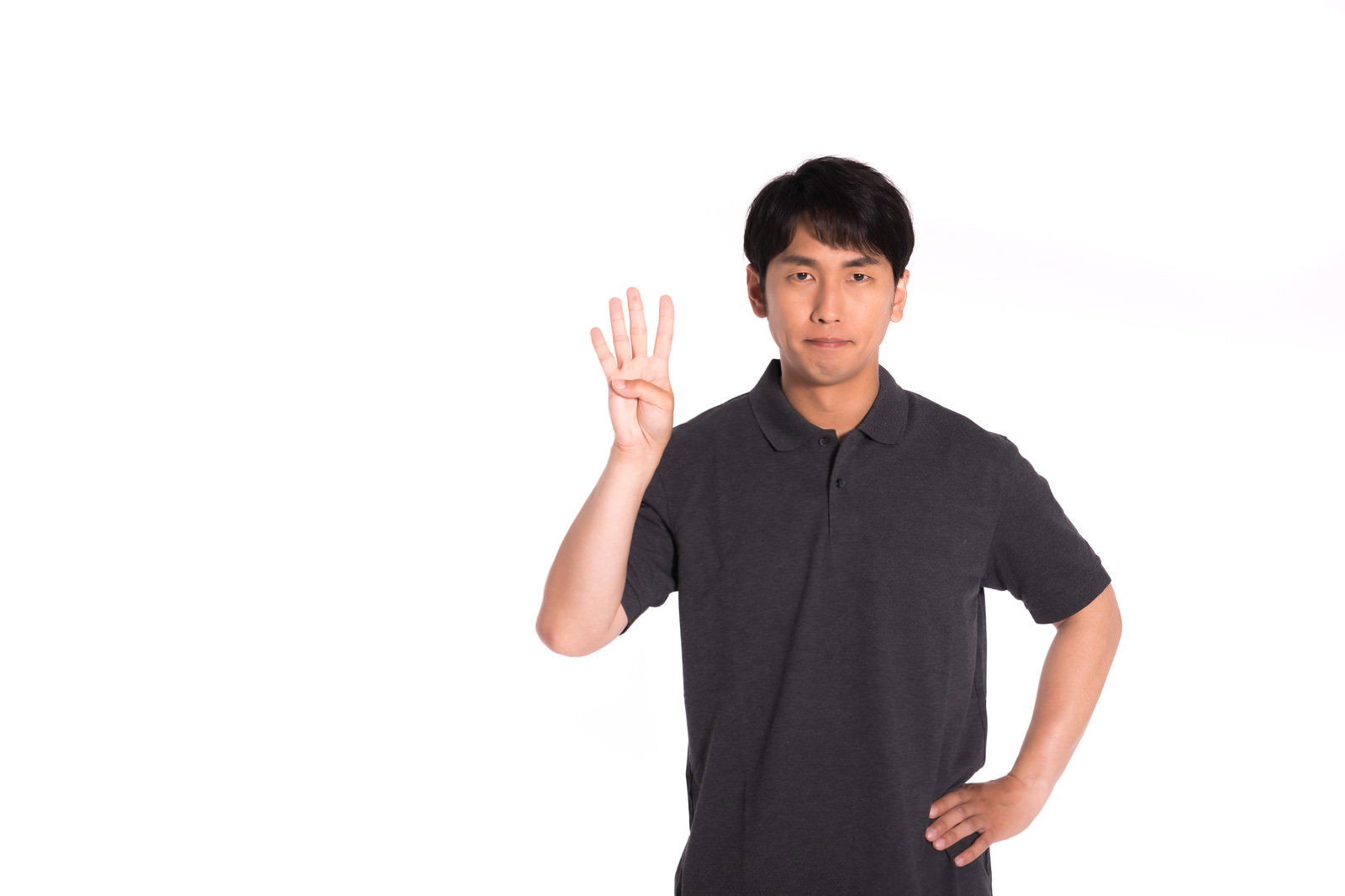 4本指を立てるアラフォー男性［モデル：大川竜弥］