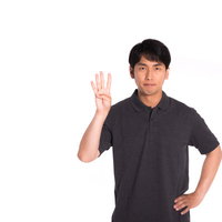4本指を立てるアラフォー男性の写真