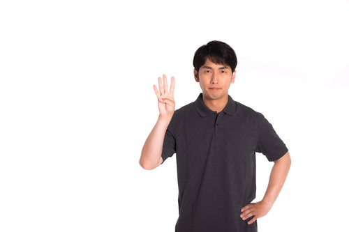 4本指を立てるアラフォー男性