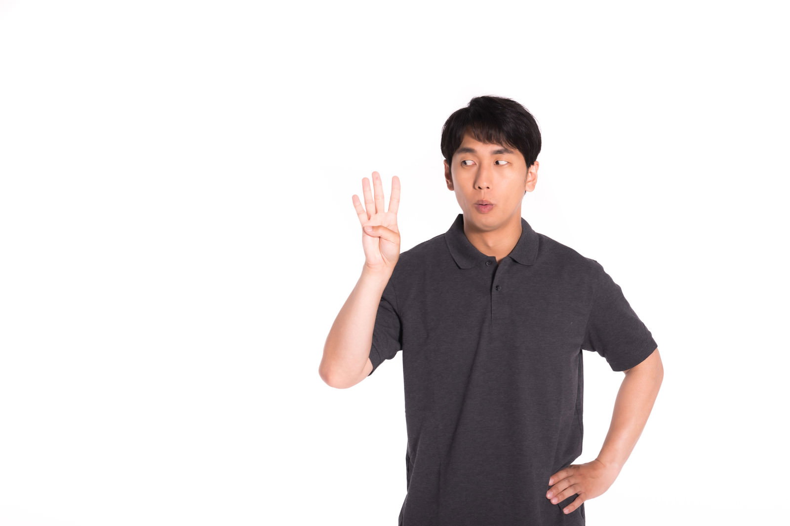 4本指を立てて4番を表現する笑顔の男性［モデル：大川竜弥］