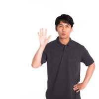 じゃんけんはいつもパー、ストップのポーズをする男性の写真