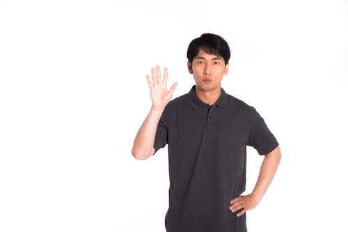 じゃんけんはいつもパー、ストップのポーズをする男性