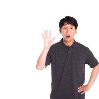 突然の再会に驚く男性がOKサインを出す様子の写真