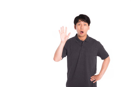 突然の再会に驚く男性がOKサインを出す様子