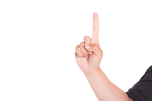 ナンバーワンよりオンリーワン、白い背景に人差し指を立てるポーズ