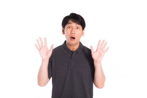 「わっ！」と驚かせる男性