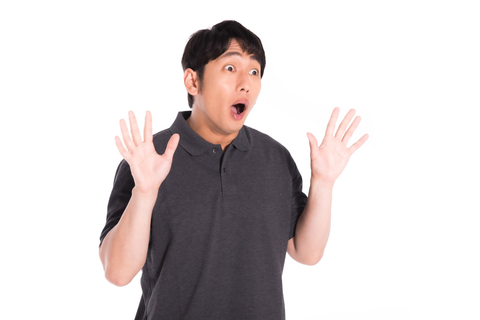 驚いて両手を広げる男性［モデル：大川竜弥］