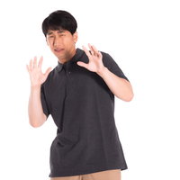 黒いシャツを着て両手を前に出す怖がる男性の写真