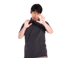 ハンドパワーを送る黒い帽子の男性マジシャンの写真