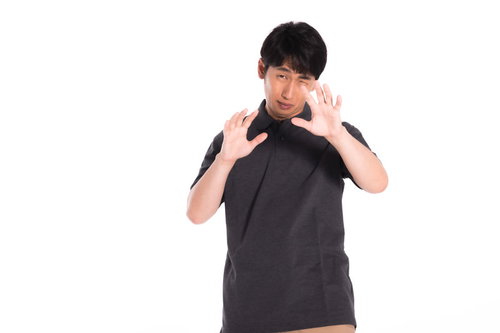 ハンドパワーを送る黒い帽子の男性マジシャン