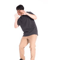 眩しさに目が開かない男性が顔をそむける姿の写真