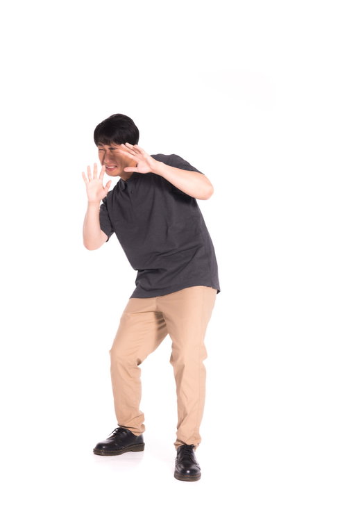 眩しさに目が開かない男性が顔をそむける姿