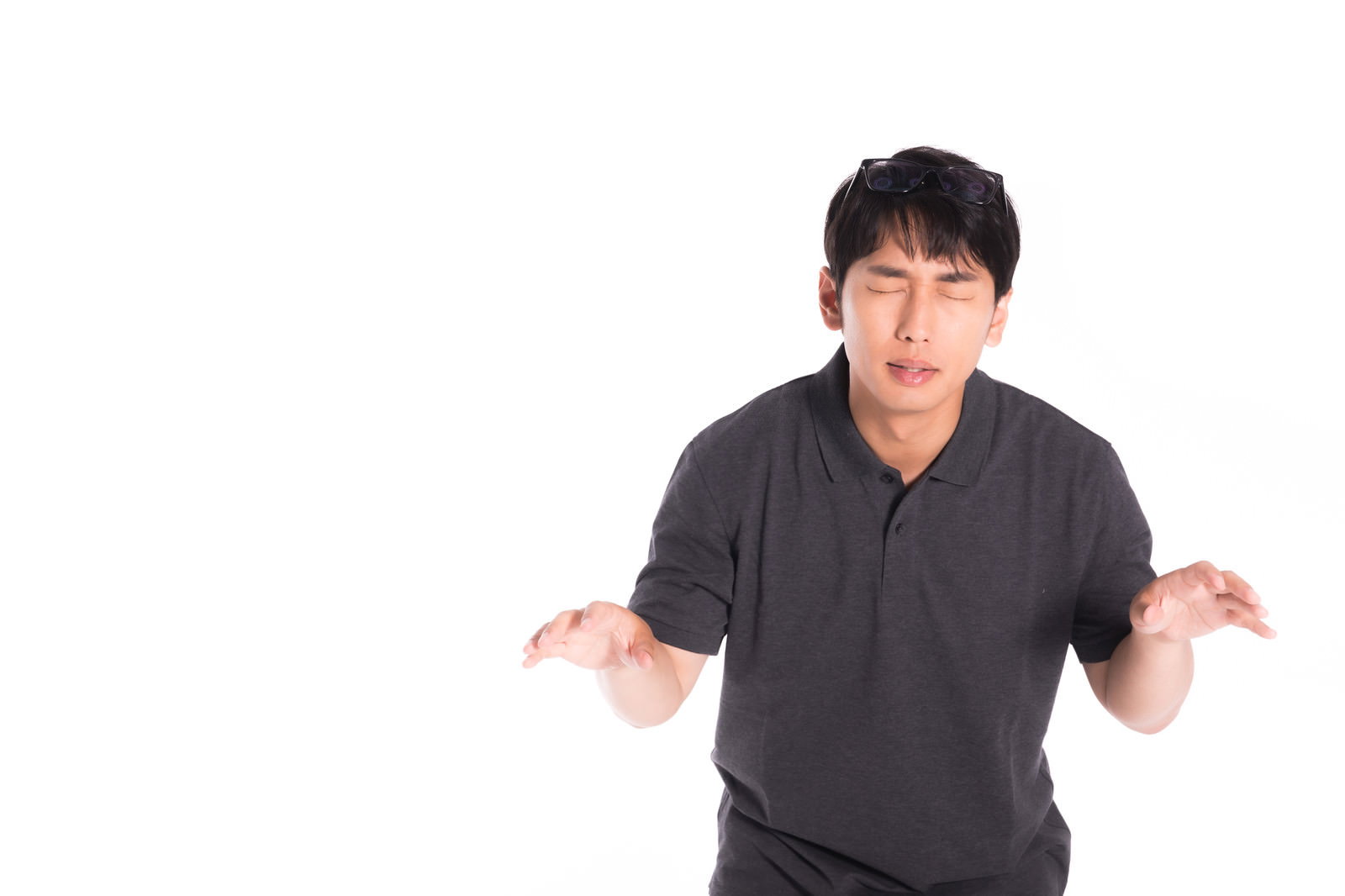 額にメガネをかけたまま探している困った表情の男性［モデル：大川竜弥］