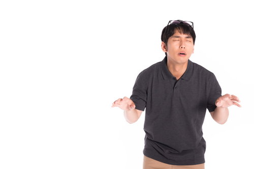 定番のメガネボケを披露する困った表情の男性芸人