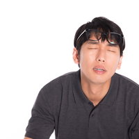 おでこのメガネでデコデコデコリーン、目を閉じる男性の写真