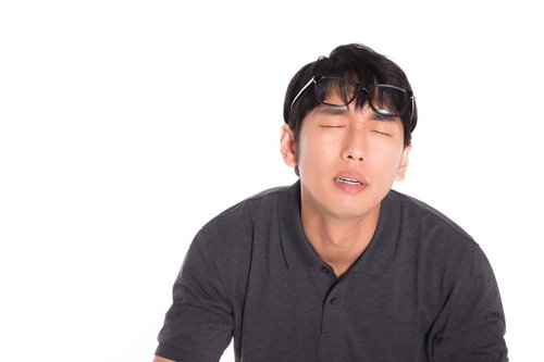 おでこのメガネでデコデコデコリーン、目を閉じる男性