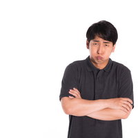 頬を膨らませて腕組みをして怒る男性のビジネス表情の写真
