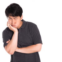 次の一手を考える策士の真剣な横顔、ビジネス判断の瞬間を捉えた男性ポートレートの写真