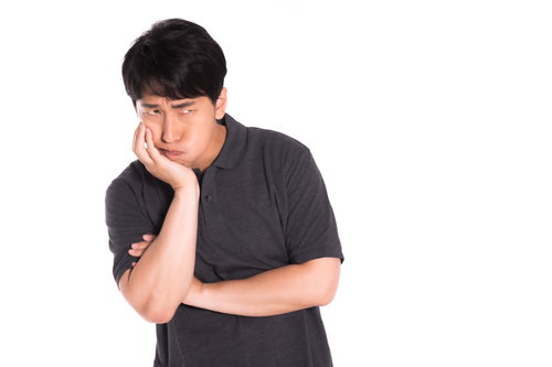 次の一手を考える策士の真剣な横顔、ビジネス判断の瞬間を捉えた男性ポートレート