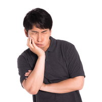 いくら悩んでも答えが出ない男性の困った表情とストレスの写真