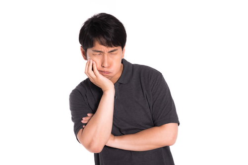 いくら悩んでも答えが出ない男性の困った表情とストレス